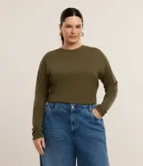 Blusa de mujer confeccionada en tejido rib, con cuello redondo y diseño sin mangas. Presenta un ajuste al cuerpo y acabado acanalado.