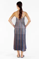Vestido largo de punto con rayas verticales en tonos marrones, azules, negros y blancos, de tirantes finos y corte recto con caída fluida.