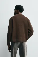 Jersey de corte boxy fit con textura acanalada, cuello redondo y manga larga con acabados en rib.