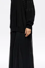 Vestido largo de estilo casual, confeccionado en tejido tipo sudadera color negro. Presenta cuello redondo, mangas largas con detalles de remaches metálicos en los hombros y brazos, y una falda plisada de corte amplio.