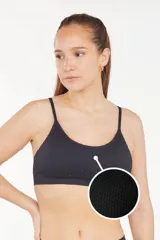 Soutien negro con textura jaquard y copas removibles.