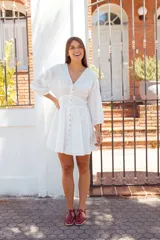 Sandalias planas estilo romano tipo cangrejera, confeccionadas en cuero charolado de color bordó. Presentan diseño de tiras entrelazadas en el empeine, puntera cuadrada, talón cerrado con tira ajustable mediante hebilla metálica dorada y suela plana con pequeño tacón.