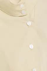 Camisa de manga corta color beige, con cuello alto mao y cierre frontal cruzado con botones.