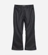 Pantalón flare de tiro alto en material sintético negro, con bolsillos y trabillas en la cintura. Cierre con botón y cremallera. Corte ceñido en caderas y muslos, y acampanado desde la rodilla.