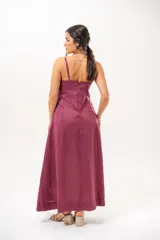 Vestido largo magenta de lino, con tirantes finos y escote en V.