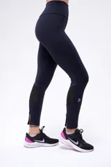 Calza negra de running de tiro alto, confeccionada en poliamida y elastano, con cierre en los tobillos.