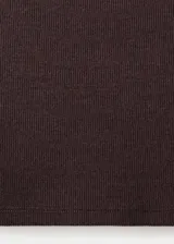 Top marrón oscuro con tirantes finos y detalles de puntilla en el escote en V.