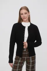 Saco negro de punto, con cuello redondo a la base, manga larga y cierre frontal con botones.