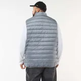 Chaleco acolchado ligero de cuello alto con cierre frontal de cremallera, diseñado con costuras horizontales.