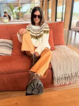 Sweater de tejido de punto artesanal en mohair, con diseño de cuello redondo y patrón geométrico estilo nórdico en tonos blanco, verde y marrón. Presenta mangas largas y un corte holgado.
