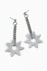 Par de aros colgantes con base de perno y cadena doble plateada, de la que cuelga una estrella de seis puntas con glitter plateado.