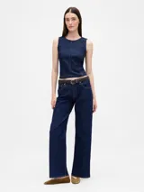 Jean de tiro bajo color azul oscuro, corte holgado y bota recta.