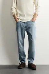 Jeans de corte slim cropped confeccionados en denim de algodón rígido con efecto lavado. Presentan tiro medio, cierre frontal con cremallera y botón, y diseño clásico de cinco bolsillos.