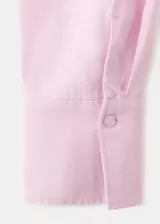 Camisa de lino color rosado, con diseño recto, cuello camisero, manga larga con puños abotonados y cierre frontal de botones.