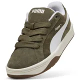 Championes Puma modelo Park Lifestyle Easy, color verde oliva con detalles en blanco. Confeccionados en gamuza, cuentan con la icónica franja lateral de la marca, suela de goma en tono crema y base marrón.