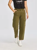 Pantalón cargo de corte recto y tiro alto en color verde militar, con bolsillos laterales tipo cargo en los muslos, bolsillos frontales profundos y cierre de cremallera con botón.
