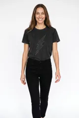 Remera negra con efecto lavado, manga corta y estampa frontal de rayo bordado con cuentas plateadas.