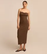 Vestido midi de ribana color marrón, sin breteles, con escote corazón fruncido y abertura en la parte trasera.