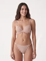 Soutien de diseño acanalado en color gris melange, con copas con forma y detalles de encaje en los laterales inferiores y tirantes finos regulables.