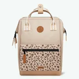 Mochila Cabaia modelo Adventurer Lobito, color beige con detalles en marrón claro y tiras blancas con rayas beige. Cuenta con un compartimento principal con cierre, un bolsillo frontal con cierre y un compartimento acolchado para laptop. Las asas superiores son de tela y tiene correas ajustables para la espalda.