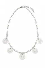 Collar corto de acero plateado con cadena de eslabones y dijes colgantes circulares que presentan un grabado de estrella.