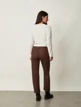 Jean de corte recto y tiro medio en color gris claro, con efecto acid wash y lavado desgastado. Cuenta con bolsillos delanteros y traseros, presillas para cinturón y cierre frontal con botón y cremallera.