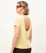 Remera deportiva de microfibra color tostado, con mangas cortas, cuello redondo y costuras reforzadas.