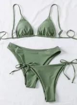 Conjunto de bikini verde con corpiño triangular con tirantes finos y bombacha con lazos laterales.
