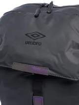 Mochila Umbro modelo Gon, color azul oscuro, con solapa superior que se cierra con hebilla ajustable y bolsillo lateral para botella. Presenta el logo de Umbro en la solapa.