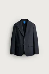 Blazer regular fit de lana color negro, con cuello de solapas de muesca, manga larga con botones en los puños y cierre frontal de botonadura. Cuenta con bolsillos de vivo en el pecho y de solapa en la cadera. Colección especial Aaron Levine x Zara.
