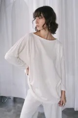 Pijama de fibras naturales de cáñamo y algodón orgánico, compuesto por una remera oversize de manga larga con escote redondo amplio y calce relajado.
