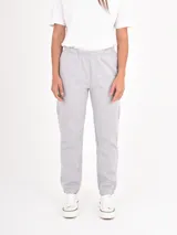Pantalon de jogging gris melange, de corte recto y ajuste holgado, con cintura elástica y puños acanalados en los tobillos.