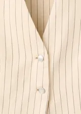 Chaleco de corte recto con diseño de rayas diplomáticas, escote en V y cierre frontal con botones.