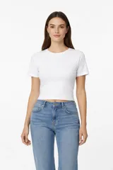 Remera de manga corta con cuello redondo, confeccionada en algodón con elastano, de corte ajustado al cuerpo.