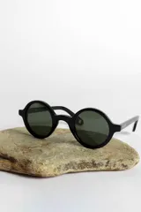 Lentes de sol redondos con montura de carey y lentes marrones.