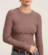 Suéter de punto color marrón, con cuello redondo, manga larga y textura geométrica de losângos.