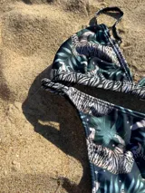 Conjunto de bikini con corpiño fijo con estampado de leopardo y flores, y bombacha less regulable.