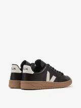 Zapatillas Veja V-12 de cuero negro con logo lateral en forma de V color blanco y contrafuerte blanco. Suela de goma color caramelo.
