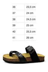 Sandalias estilo birkenstock color blanco, con dos tiras anchas ajustables mediante hebillas metálicas y diseño de ojota en la parte delantera. Presentan plantilla anatómica de corcho y suela de goma antideslizante.