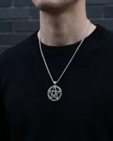Collar de acero con dije circular que presenta un diseño de estrella pentagrama con detalles de nudos celtas en el borde. Incluye cadena de eslabones finos.