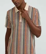 Camisa polo de hombre confeccionada en jacquard con textura ondulada. Modelo comfort con cuello abotonado contrastante y manga corta.