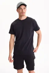Remera básica de algodón color blanco, con cuello redondo y mangas cortas.