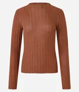 Suéter de punto de la marca Cortelle, con cuello redondo, mangas largas y diseño de rayas verticales texturizadas con hilos metalizados incorporados.