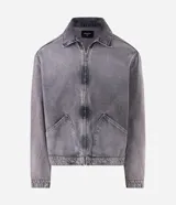 Campera de jean para hombre de corte boxy, con lavado gris de efecto desgastado, cuello camisero, cierre frontal con cremallera y bolsillos delanteros.