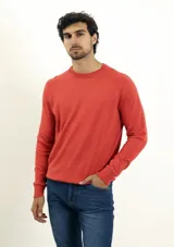 Sweater de punto color naranja, con cuello redondo y mangas raglán.