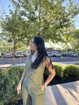 Pantalón de vestir verde militar, de corte recto y tiro alto.