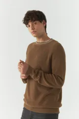 Sweater marrón liso de algodón con cuello redondo y costuras a contratono.