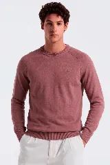 Sweater crewneck de punto color rosa viejo, con mangas raglán y logo bordado en el pecho.