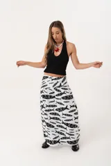 Falda larga blanca con estampado de peces negros.