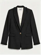 Blazer de lino color negro con cierre de un botón, bolsillos con solapa y detalles de volados en el cuello y los puños.